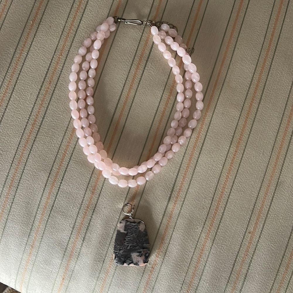 Pink quartz 3 strand bead necklace w/Jasper pendant